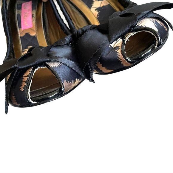 BETSY JOHNSON Leopard Print Satin Peep Toe High Heel Shoes Bow 8.5 - Picture 9 of 13
